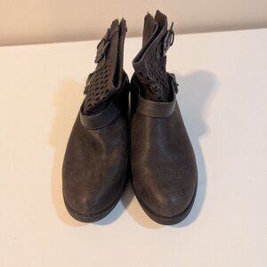 Womens ankle boots, size 7